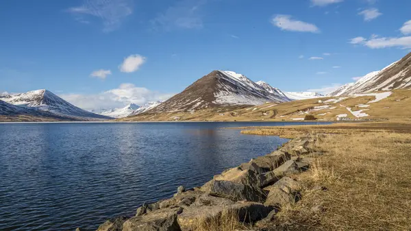 İzlanda 'nın kuzeyindeki dağ manzarası.