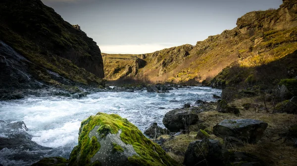 İzlanda 'da bir kanyondan akan bir nehir..