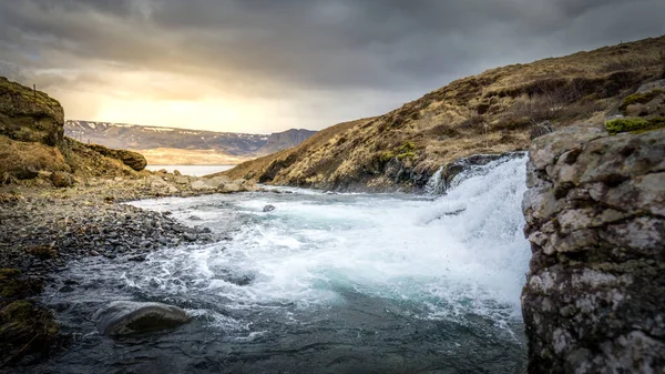 Puesta Sol Sobre Montañas Islandia Con Río — Foto de Stock
