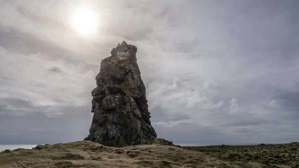 Torre Rocciosa Sulla Spiaggia Islanda Foto Stock Royalty Free