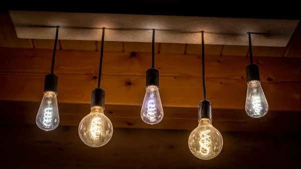Beş dizayn ampulünden oluşan ışık.