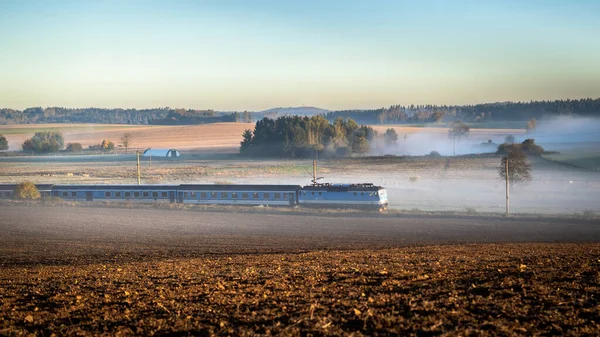 Sonbahar manzarasından geçen bir tren..