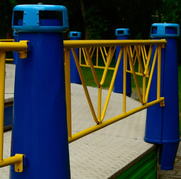 Funny Yellow Blue Metal Fence Park High Quality Photo — Stockfoto