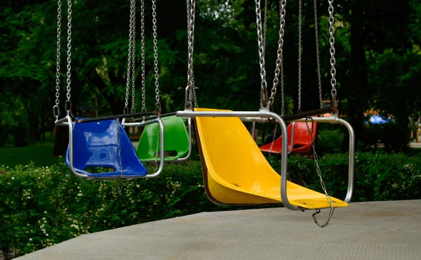 Pretty Swing Park Different Colour Seats Background Picture High Quality — Zdjęcie stockowe