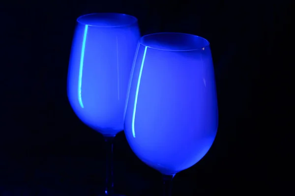 Dvě Sklenice Alkoholovými Výpary Vodky Modrém Světle Tmavém Pozadí Kvalitní — Stock fotografie