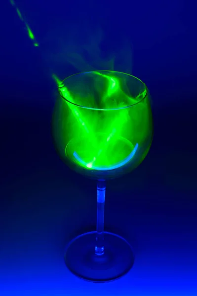 Cocktail Fumoso Con Laser Verde Fondo Scuro Miscela Liquori Pericolosa — Foto Stock