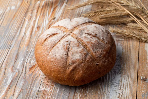 Aperatif yuvarlak çavdar ekmeği ahşap masa üzerinde, fotokopi alanı ile rustik fotoğraf