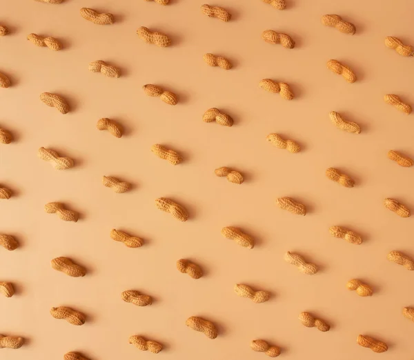 Açık bej arka planda çok az fıstık deseni var. Düz yatıyordu.