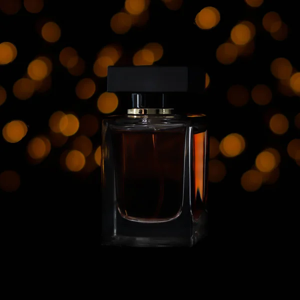 Siyah arka planda parfüm şişesi