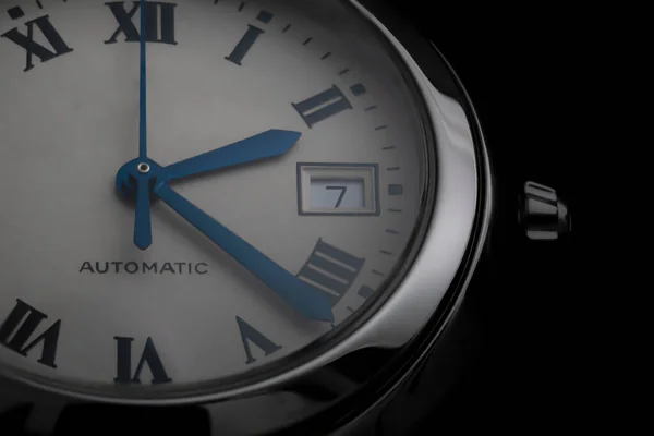 Mavi elli, tarih pencereli ve çelik kaplı otomatik İsviçre saatinin yakın çekimi