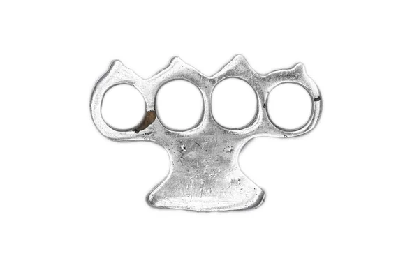 Pirinç muşta beyaz arkaplanda izole edilmiş ve yıpranmış