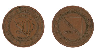 İzole edilmiş beyaz arka planda her iki tarafla birlikte 50 Bosnalı fening, üstü açılabilir mark (KM) madeni para