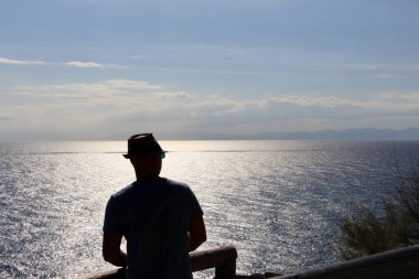 silhoutte of a man with hat while looking at the sea