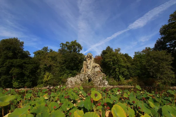 Apeninlerin Heykeli, heykeltıraş Giambologna tarafından Floransa yakınlarındaki Pratolino 'daki mevcut Villa Deminoff' un içinde yapılan bir heykeldir. Heykelin altında nilüferlerden ve nilüferlerden oluşan güzel bir göl. 
