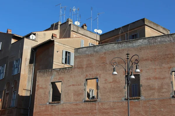 Bâtiment Antique Rome Avec Fenêtres Lampadaires Antennes Avec Ciel Bleu — Photo