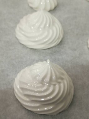 Beyaz ve çok tatlı kremalar hazırlıyorum.