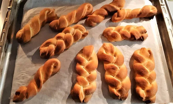Brioche kekleri, örgü şeklinde brioche kekleri, el yapımı kahvaltılık tatlılar, fırın tepsisindeki kekler.