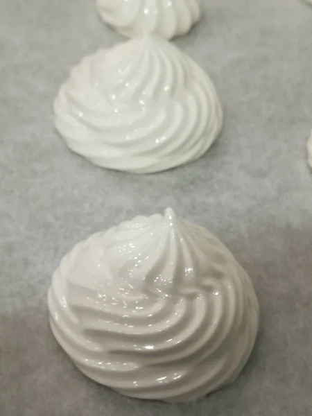 Beyaz ve çok tatlı kremalar hazırlıyorum.