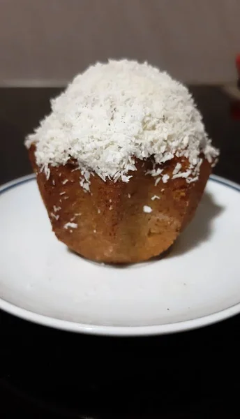 Kleine Kokosnoot Muffin Keramische Plaat Zwarte Achtergrond — Stockfoto