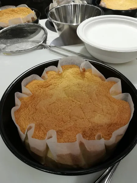 Kek hazırlama, kase ve yemek aletleriyle.