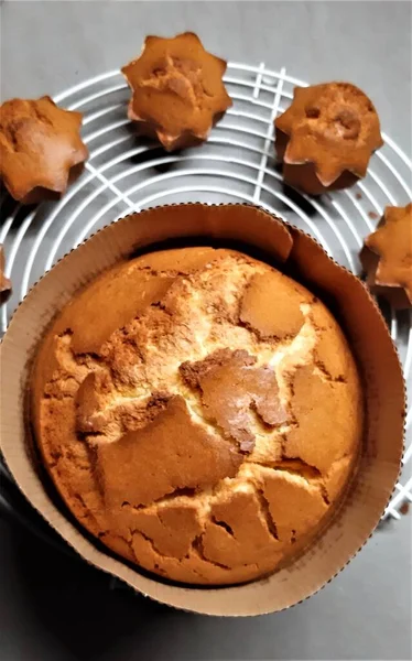 El yapımı pasta, beyaz ızgarada küçük pandorolu noel pastası.