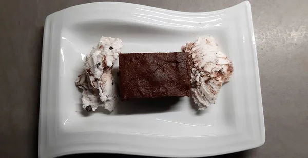 Çikolatalı kek olarak da bilinen browni, ABD mutfağının tipik bir tatlısı olan çikolatalı bisküvi. Küçük karelere bölünmüş bir bisküvi. Süslü beyaz tabakta stracciatella dondurmasıyla servis edilen browni.