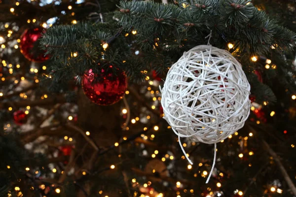 Noel ağacı süslemeleri, kırmızı ve beyaz noel baloları ve renkli ışıklar.