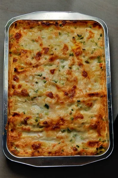 Tipik İtalyan mutfağı, kabak çiçekli lazanya, kabak ve beşamel sosu, lazanya tavası.