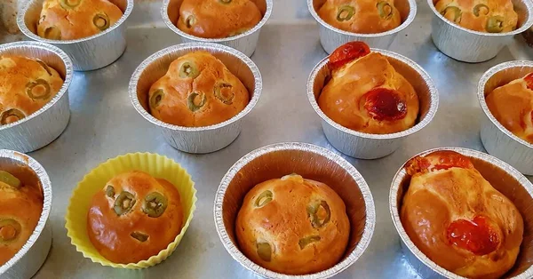 Fırında zeytin ve domatesli lezzetli kekler.