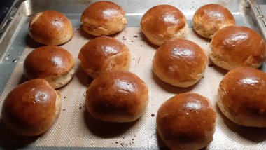 Hamburger çörekleri, fırında pişmiş çörekler.