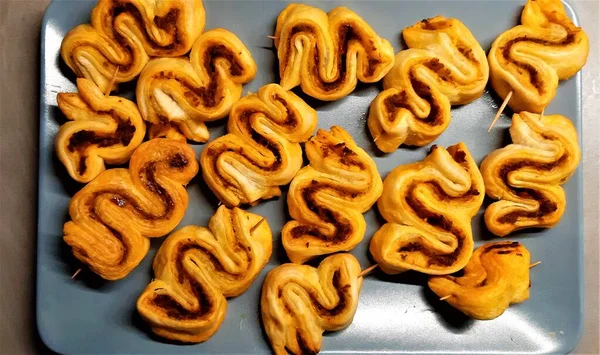 Noel aperatifleri poğaça, el yapımı ve fırında aperatifler gri bir seramik tabakta servis edilir.