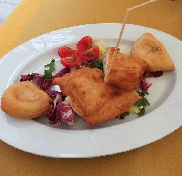 Lezzetli mezeler, Venedik 'te sebze ve domatesli İtalyan kızartması, tipik Venedik aperatifi.