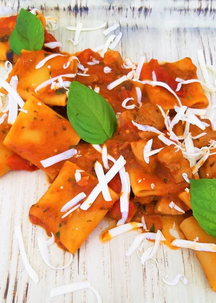 domates soslu makarna tuzlu ricotta ve fesleğen yaprağı, domates soslu paket