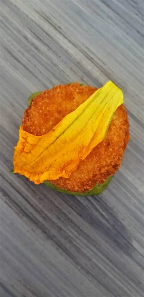 Yeşil soslu köfte aperatifi ve gri mermer masada servis edilen kabak çiçeği.