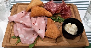 Lezzetli bir tabak soğuk et, mortadella, ahşap tepside İtalyan peyniri.