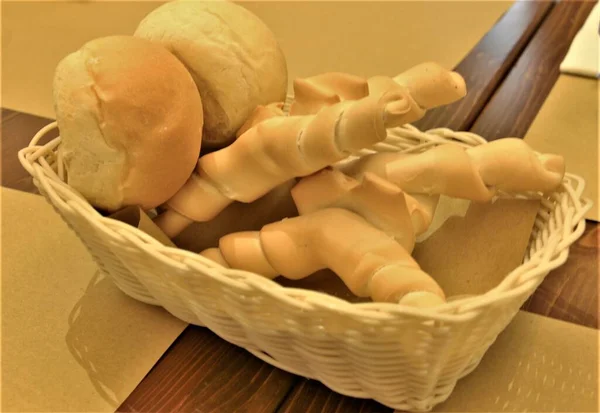 Hasır sepet, tipik İtalyan ekmeği, Ferrara ekmeği.