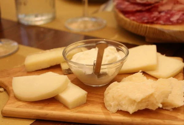 Lezzetli İtalyan peynirleri, yıllanmış peynirler ve ahşap tepsiye yerleştirilmiş taze peynirler.