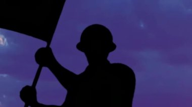 Kutlama kahramanları günü video animasyon videosu. Yazılı, siluet asker bayrak taşıyor.