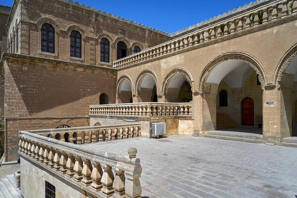 "Музей Мардина" в старом районе Мардина отражает историю региона с его каменным зданием и артефактами внутри.