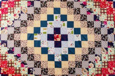 Manual knitted blanket that form a pattern.