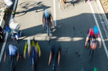 Bisiklet süren ve yavaş çekimde yürüyen insanların hareketi. Bu insanlar bedava günün tadını çıkarıyorlar..