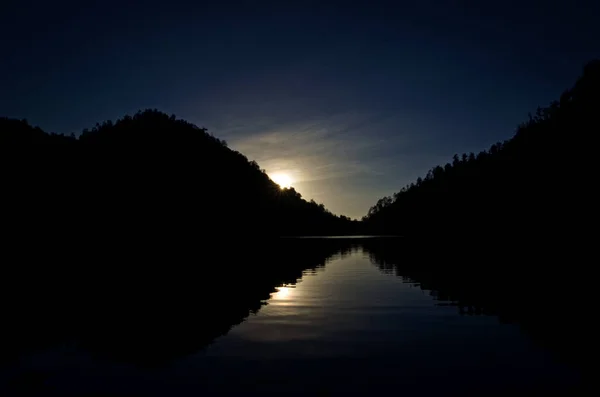 Güneş Ranu Kumbolo Gölü Nün Arkasındaki Tepelerin Ardından Doğuyor — Stok fotoğraf