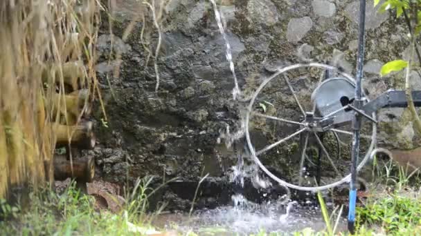 Een Waterrad Aangedreven Door Water Het Wiel Wordt Gesponnen Door — Stockvideo