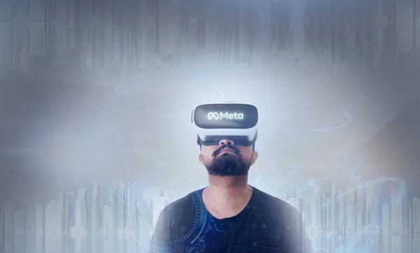 Guy Vestindo Óculos Realidade Virtual Dentro Metaverse Meta Escrito Nos — Fotografia de Stock