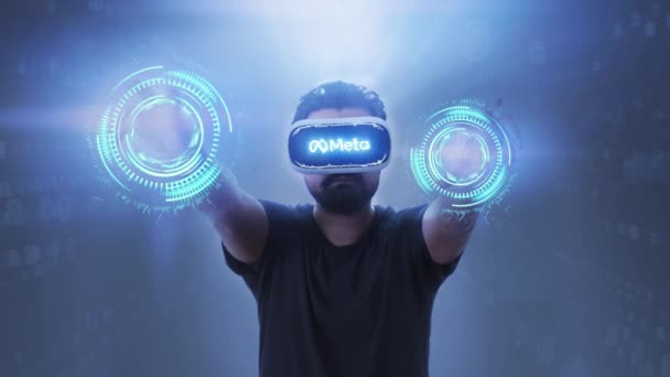 Guy Trägt Virtual Reality Brille Inneren Einer Metaverse Meta Die — Stockvideo