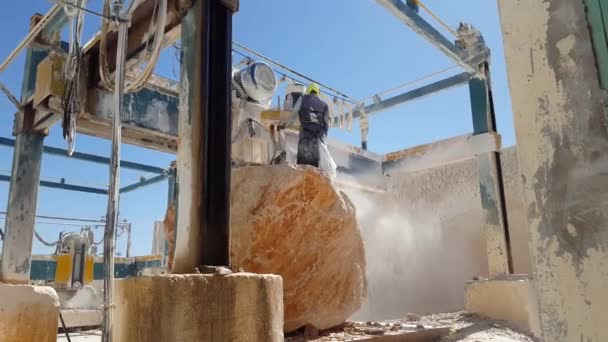 Trabajador Cortando Piedra Grande Baldosas Mármol Una Fábrica Mármol Día — Vídeos de Stock