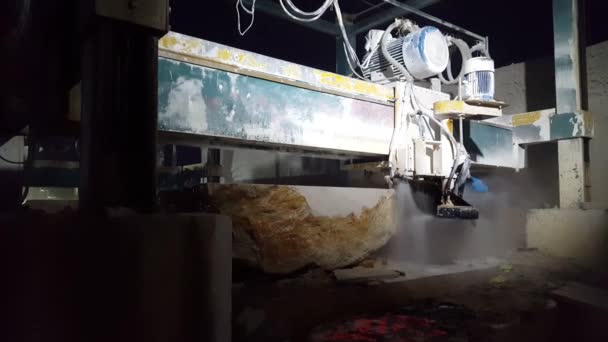 Машина Резки Большого Камня Мраморным Тилям Мраморной Фабрике Ночью Хуздар — стоковое видео