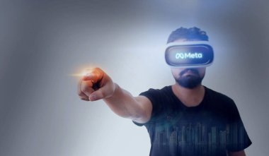 Sanal Gerçeklik Gözlüğü Giyen Adam Bir Metaverse Dokunmatik Ekran Logosu İçinde - Google 'da Meta Yazılı