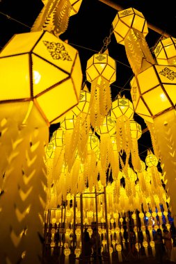 Chiang Mai Tayland 'daki Loy Krathong Festivali sırasında daha fazla sarı fener. Yüksek kalite fotoğraf