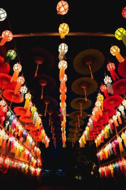 Chiang Mai Tayland 'daki Loy Krathong Festivali' nde fener süsü olarak kullanıldı. Yüksek kalite fotoğraf